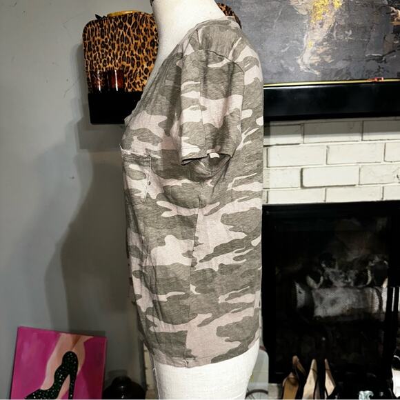 UNIVERSAL THREAD CO Camouflage V-neck T-Shirt Women’s Size Small - Picture 4 of 7